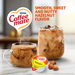 Coffee Mate monodosis abierta en primer plano lista para verter