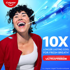 Colgate MaxFresh primer plano de microtiras en la pasta, mayor sensación mentolada