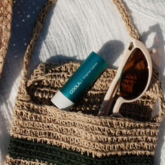 COOLA Liplux aplicación en labios durante actividad al aire libre