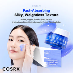 COSRX crema aplicada en la mano demostrando facilidad de extensión y acabado