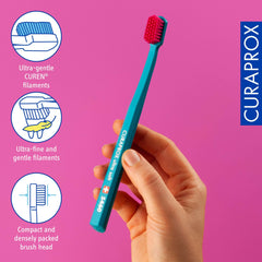 Curaprox CS 5460 en uso junto a un lavabo mostrando técnica cómoda y protección de encías