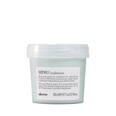 Davines MINU acondicionador frontal mostrando envase y beneficio de protección del color