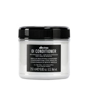 Davines OI acondicionador frontal muestra el envase y beneficio de brillo