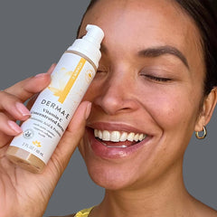 Derma E botella 2 oz junto a una regla para mostrar tamaño real