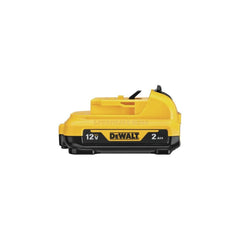 DEWALT DCB122 instalada en taladro DEWALT ilustrando movilidad y utilidad