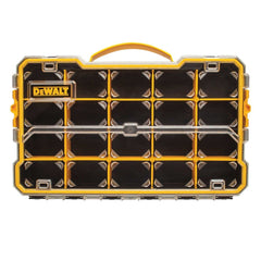 DEWALT caja apilada en obra junto a otras unidades, almacenamiento eficiente