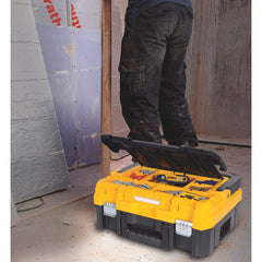 DEWALT detalle de la tapa transparente mostrando contenido y rapidez