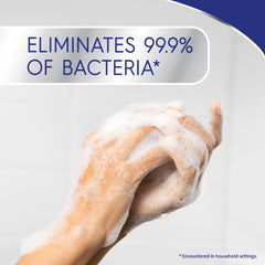 Dial barra en mano durante lavado aportando limpieza segura