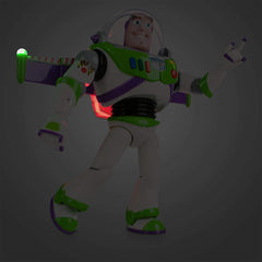 Disney Store primer plano del traje de Buzz Lightyear mostrando pintura y texturas realistas