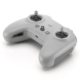 DJI mando frontal mostrando diseño ligero y antena integrada