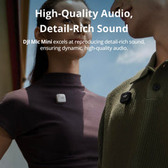 DJI Mic Mini en uso con vlogger, audio claro en exteriores