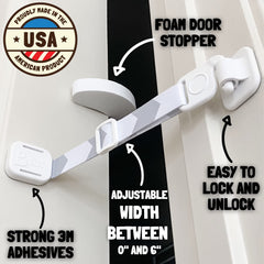 Door Buddy en uso con gato pasando por puerta entreabierta con seguridad