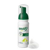 Douxo mousse frontal del envase mostrando la marca y beneficio regulador