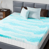 DUMOS topper frontal en cama queen mostrando ajuste y aspecto acogedor