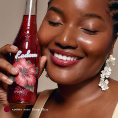 EADEM muestra del tono Bissap Glaze en labios realzando color ciruela