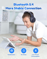 Niño usando EarFun K2 Kids durante clase online con micrófono claro
