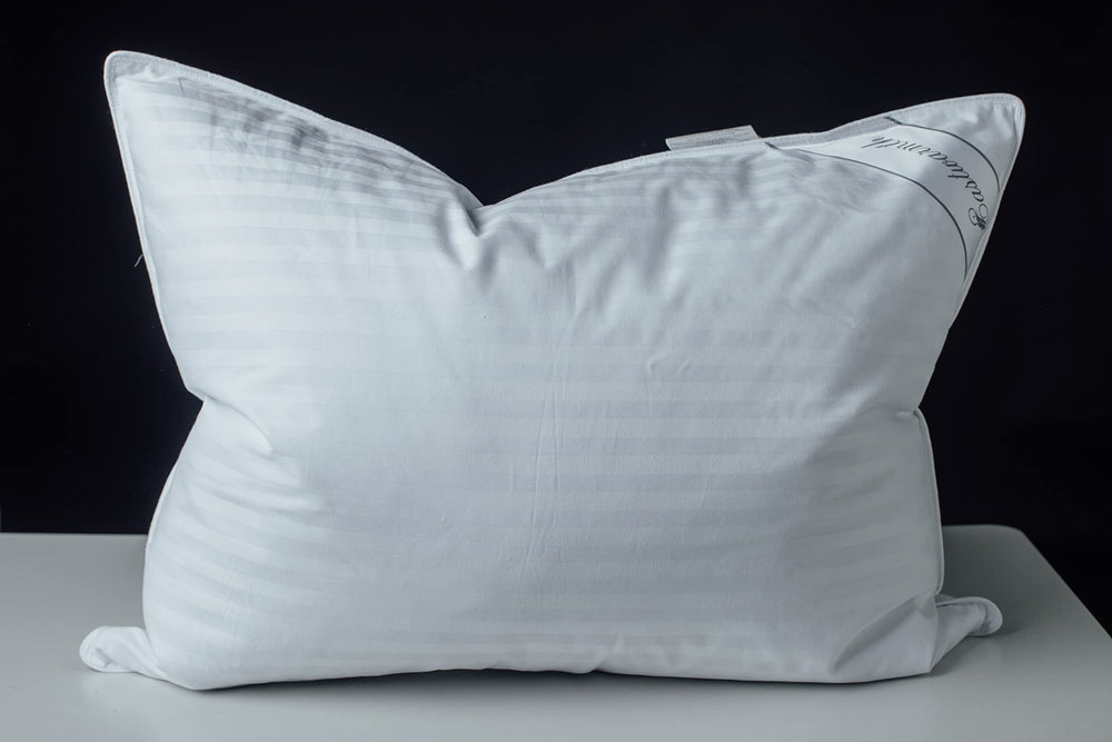 Eastwarmth almohada vista frontal mostrando forma y color blanco rayas, confort visible