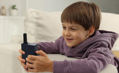 eKids niño usando walkie talkie para comunicarse y jugar