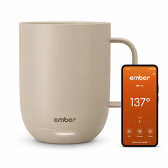 Ember Mug 2 frontal en sandstone mostrando diseño y confort