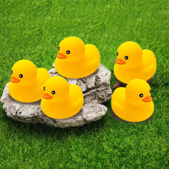Ensbelei patito en mano para mostrar tamaño apto para bebés