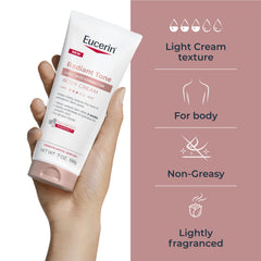 Eucerin aplicando crema en brazo para unificar tono