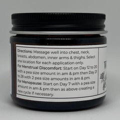 Faith and Grace Organics crema aplicada en mano ilustrando tamaño 2 oz y fácil uso diario