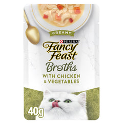 Fancy Feast caldo vertido sobre pienso mejorando aroma y humedad del alimento