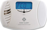 First Alert vista frontal enchufado mostrando protección continua