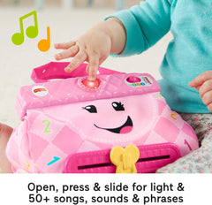 Fisher-Price primer plano de la mano del bebé deslizando la cremallera para practicar motricidad