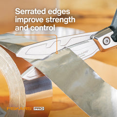 Fiskars tijeras en uso cortando tela gruesa mostrando potencia y agarre
