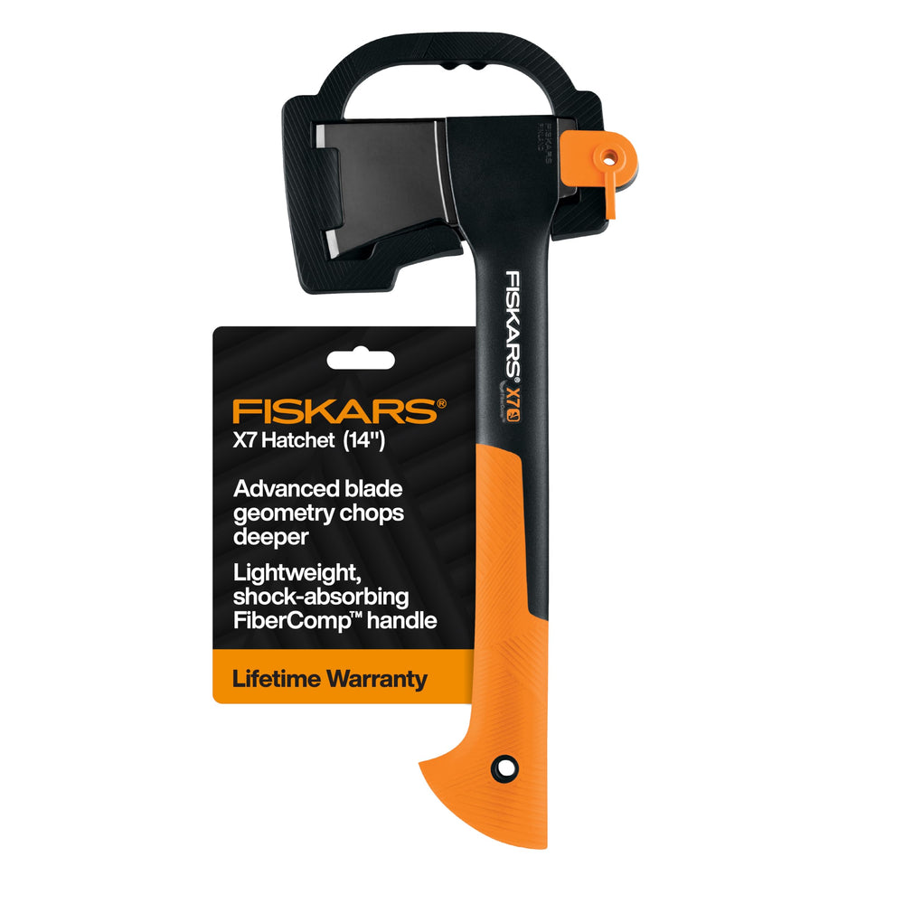 Fiskars X7 vista frontal del hacha mostrando diseño portátil y balance