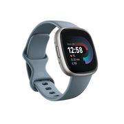 Fitbit Versa 4 frontal Waterfall Blue mostrando pantalla activa y fácil lectura