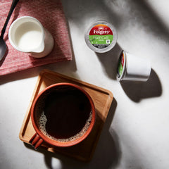 Folgers Half Caff varias cápsulas alineadas, almacenaje práctico