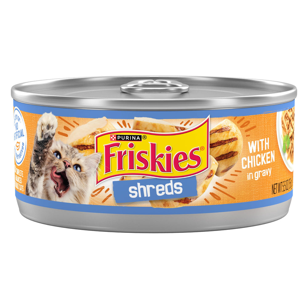 Friskies lata frontal con pollo, muestra marca y presentación atractiva