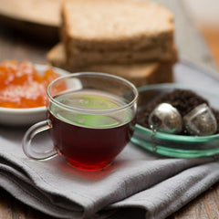 Frontier Co-op taza humeante en uso con sabor maltoso y reconfortante