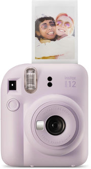 Fujifilm INSTAX MINI 12 frontal mostrando diseño compacto y color lila