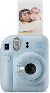 Fujifilm Instax Mini 12 frontal en Pastel Blue mostrando su diseño compacto y atractivo
