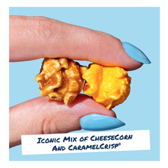 Garrett Popcorn Shops bol lleno con mezcla cheddar y caramelo listo para servir en reuniones