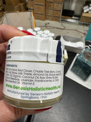 Genesis Holistic Health textura de crema en primer plano que muestra absorción ligera