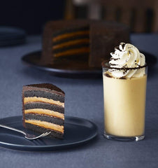 Salsa Ghirardelli vertida sobre café y helado para realzar sabor y presentación