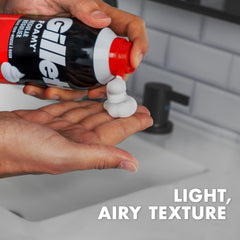 Hombre aplicando Gillette Foamy durante el afeitado mostrando mejor deslizamiento de la cuchilla