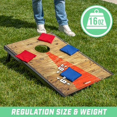 GoSports bolsas en acción sobre tabla de cornhole en jardín disfrutando juego