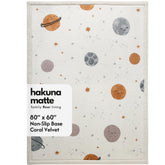 Hakuna Matte alfombra frontal mostrando diseño planetario y aspecto acogedor
