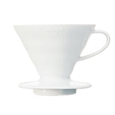 HARIO dripper frontal cerámico blanco mostrando diseño elegante y control de vertido