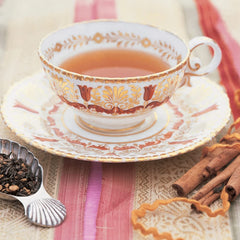 Harney & Sons taza servida con Hot Cinnamon Spice mostrando color y aroma reconfortante
