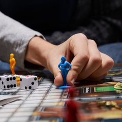 Hasbro Gaming cartas Clue y lupa que aceleran la deducción