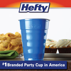 Mano sosteniendo vaso Hefty azul marino demostrando agarre seguro