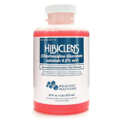 Personal sanitario aplicando Hibiclens en consulta para higiene preprocedimiento