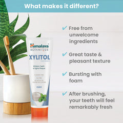 Himalaya persona cepillando dientes demostrando frescor y limpieza diaria