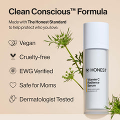 Honest Beauty persona sosteniendo el sérum demostrando facilidad de uso